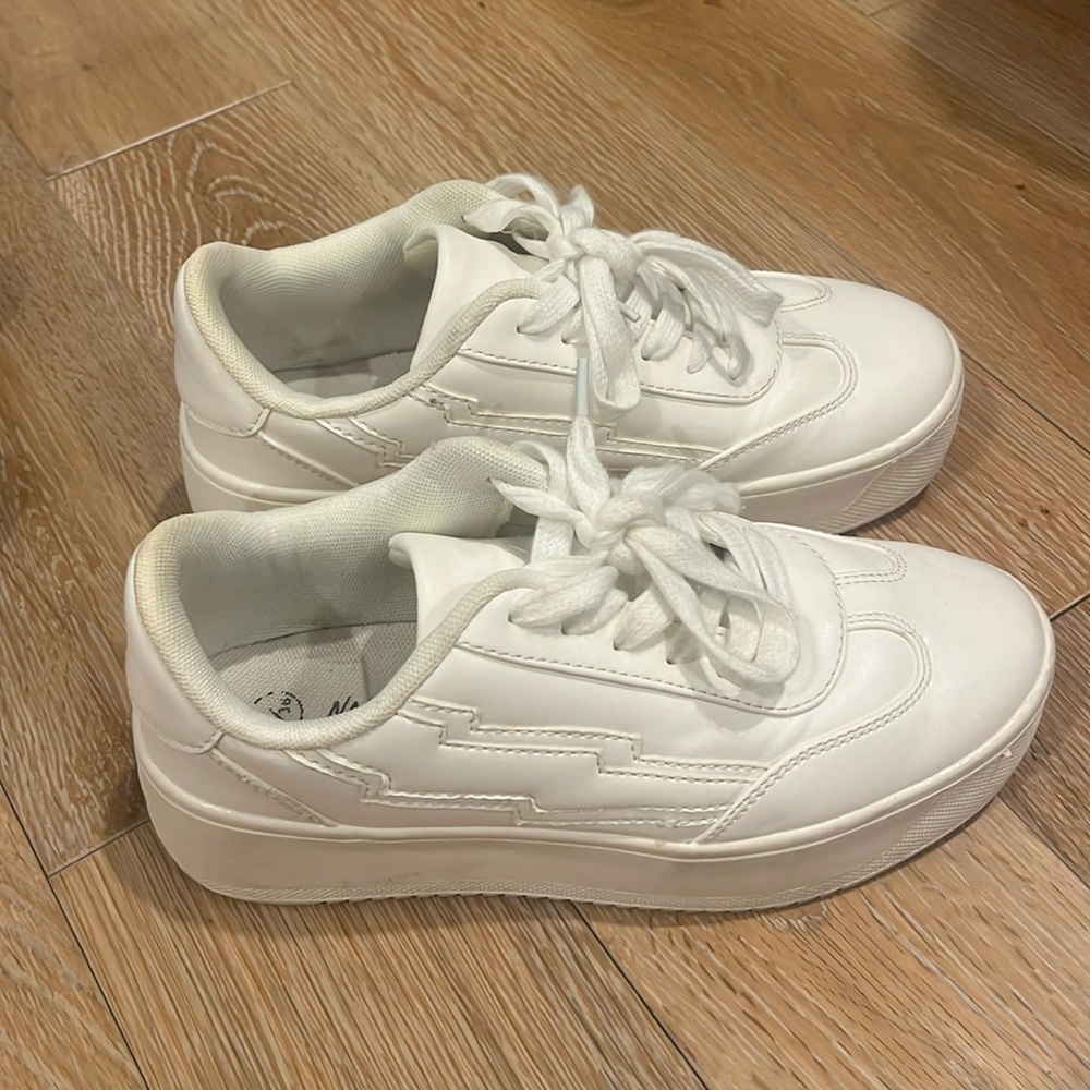 WHITE GOING OUT SNEAKER